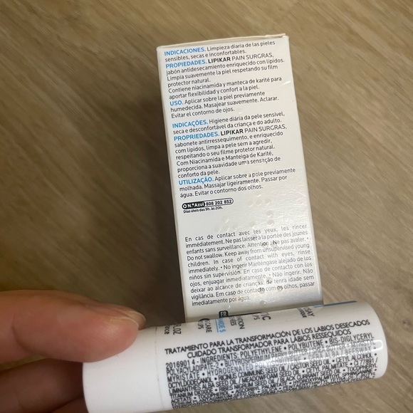 Set 2 La Roche-Posay Lipikar Surgras Bar Soap & Nutritic Lips - Picture 2 of 4